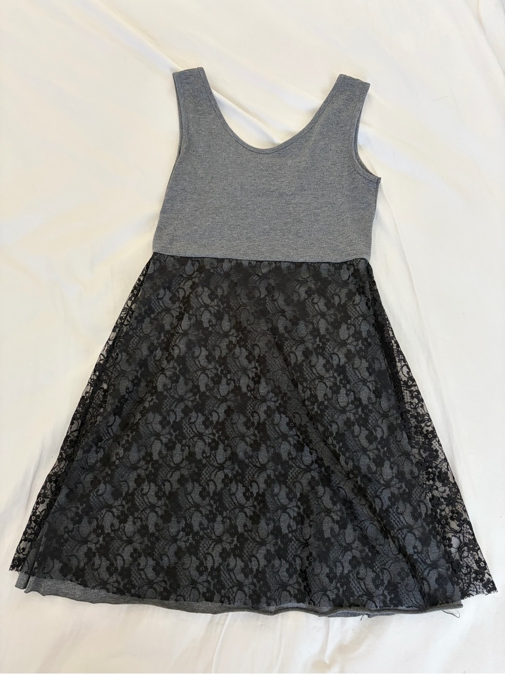 Light and flowy dress with black lace skirt on grey base - Picture 2 of 4